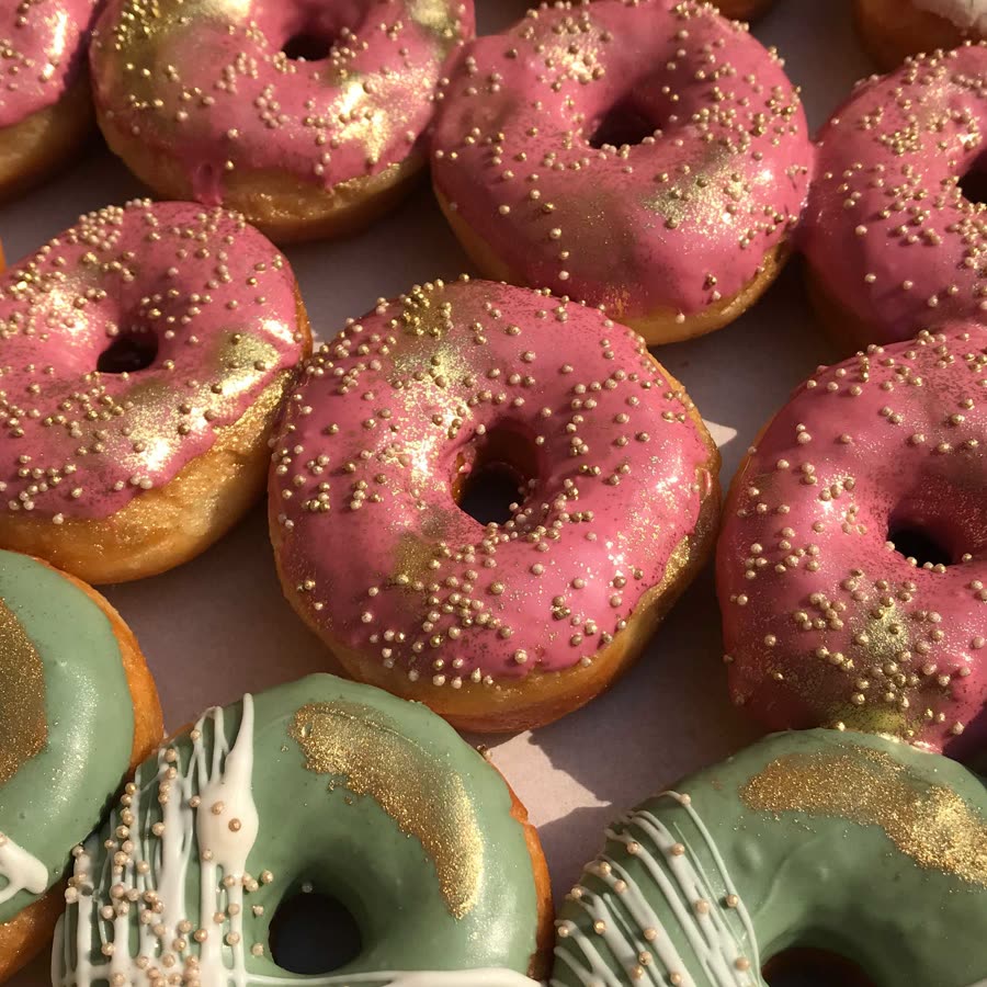 Donuts com glacê rosa e dourado