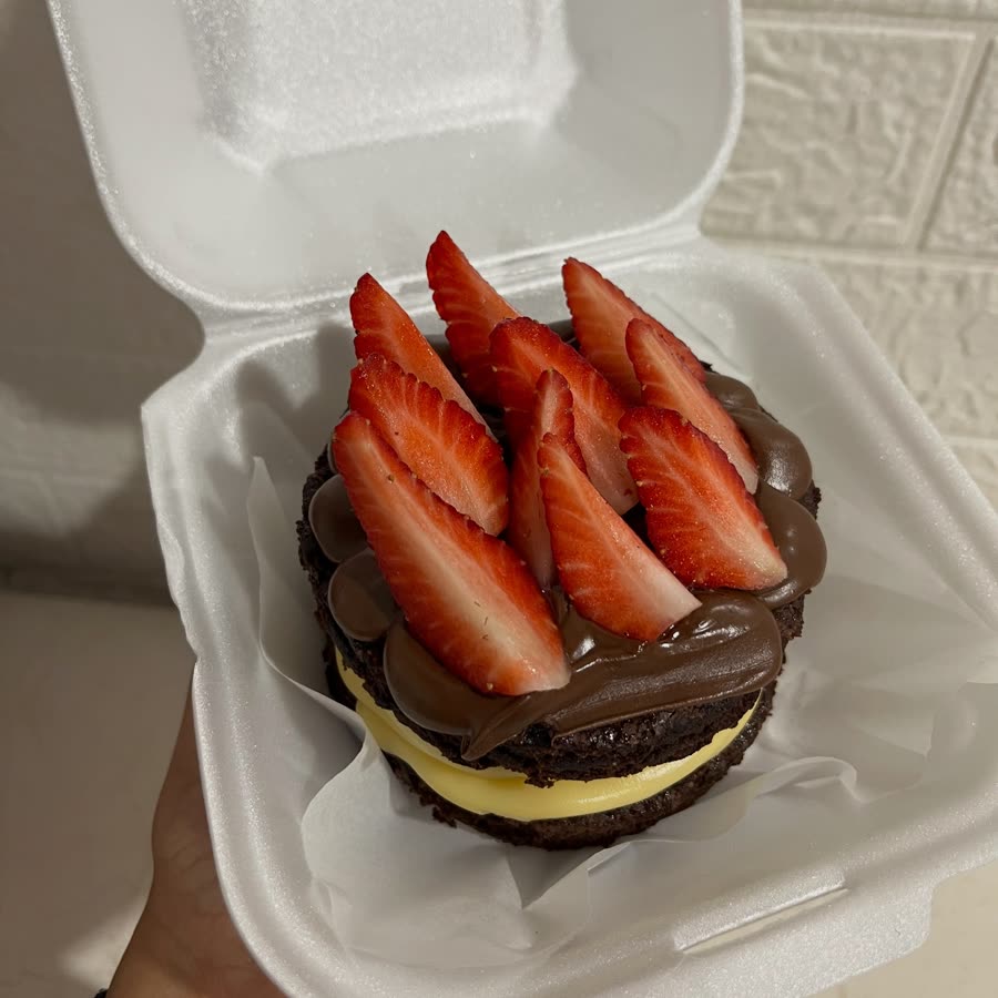 Brownie Supreme com morangos